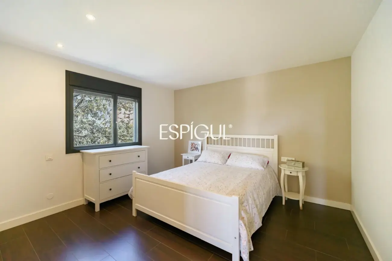 Особняк в современном стиле с частным бассейном в Тейе