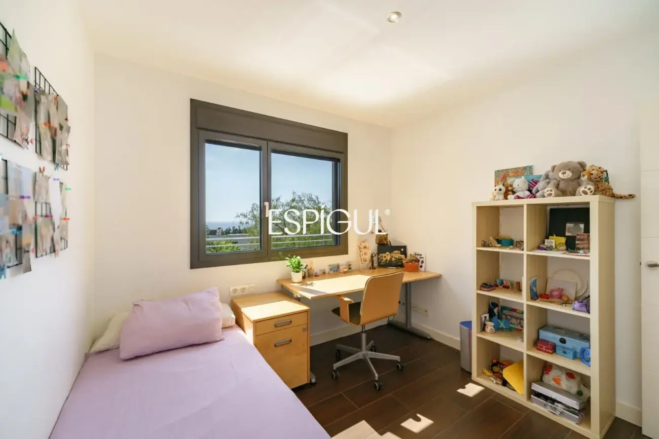 Особняк в современном стиле с частным бассейном в Тейе