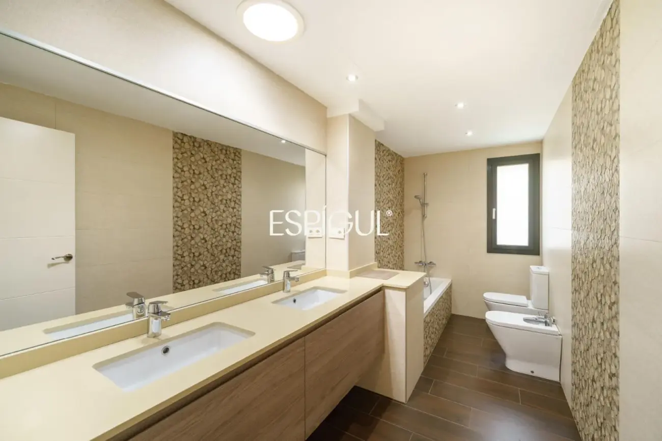 Особняк в современном стиле с частным бассейном в Тейе