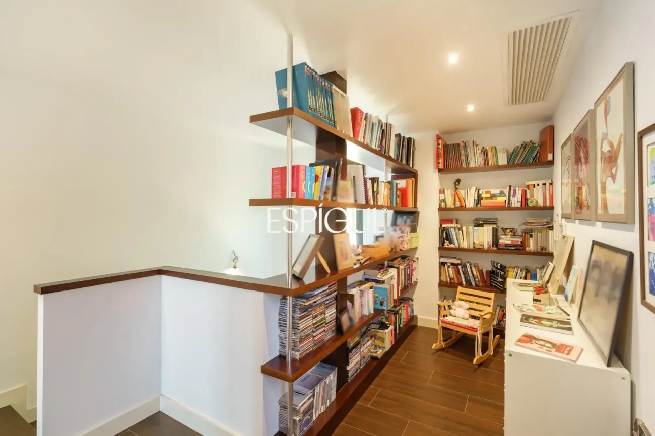 Особняк в современном стиле с частным бассейном в Тейе