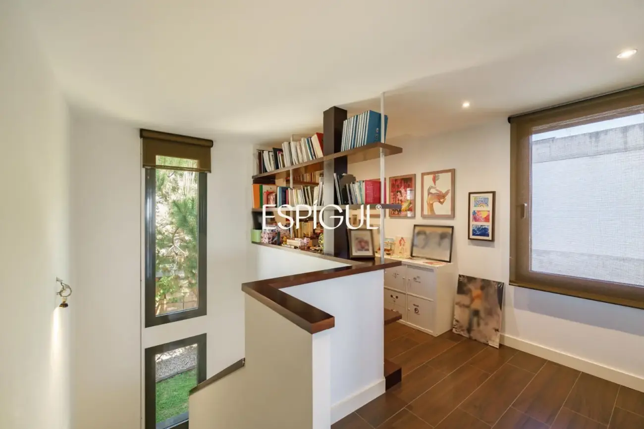 Особняк в современном стиле с частным бассейном в Тейе