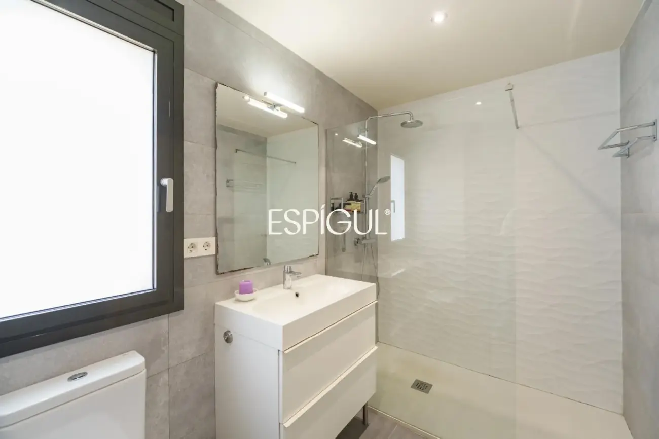 Особняк в современном стиле с частным бассейном в Тейе