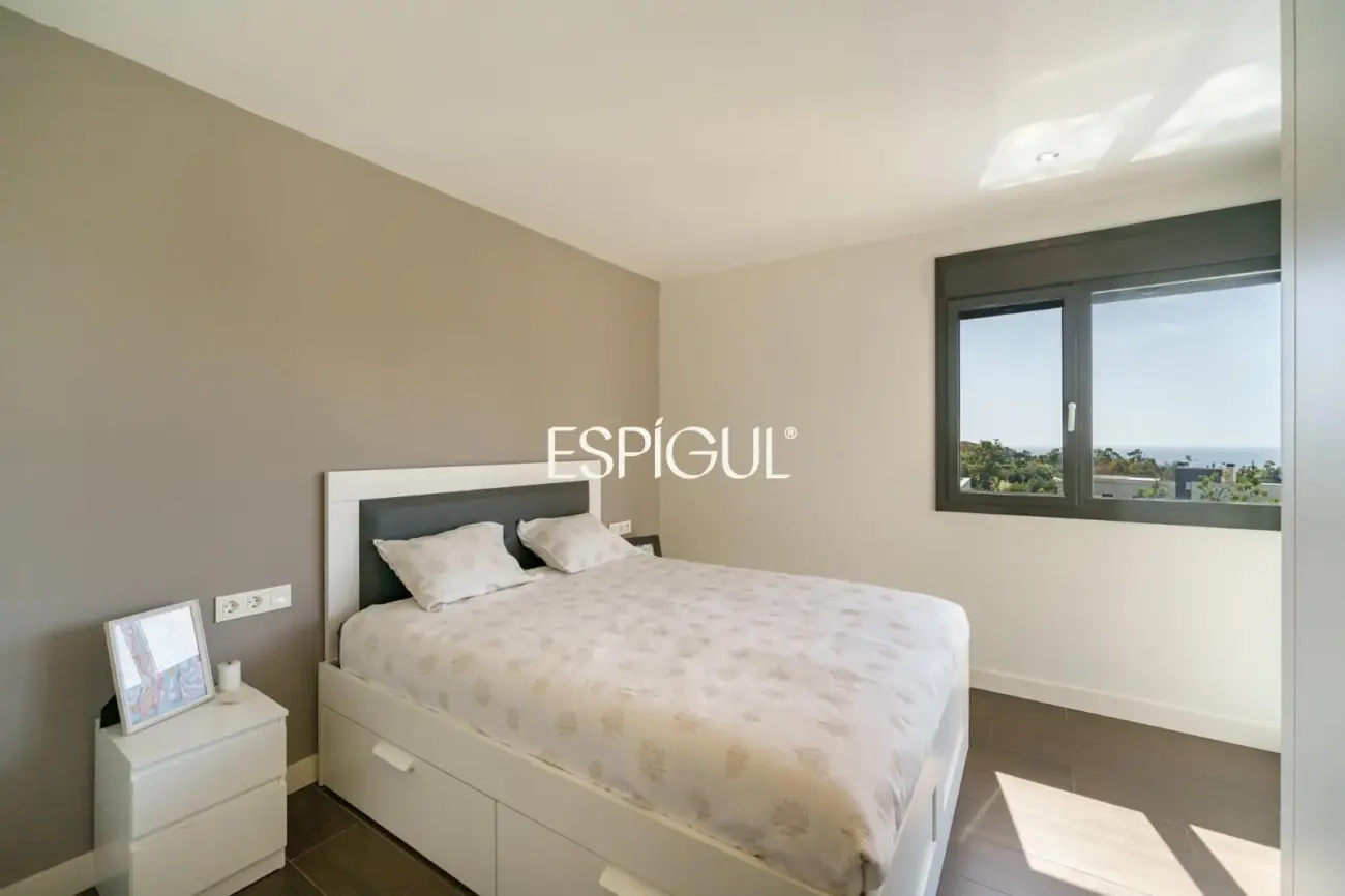 Особняк в современном стиле с частным бассейном в Тейе