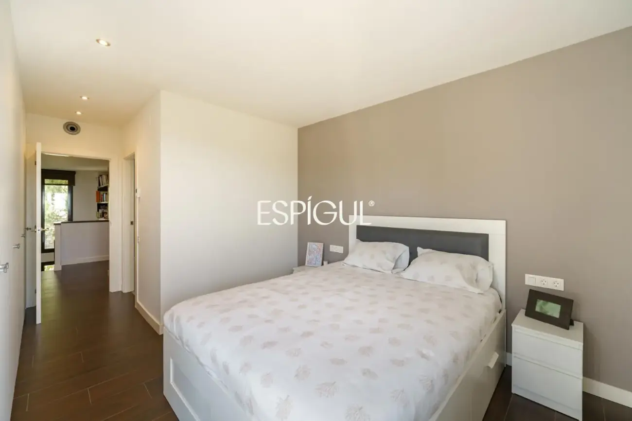 Особняк в современном стиле с частным бассейном в Тейе