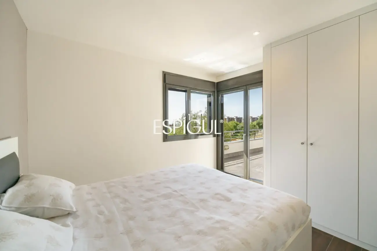 Особняк в современном стиле с частным бассейном в Тейе