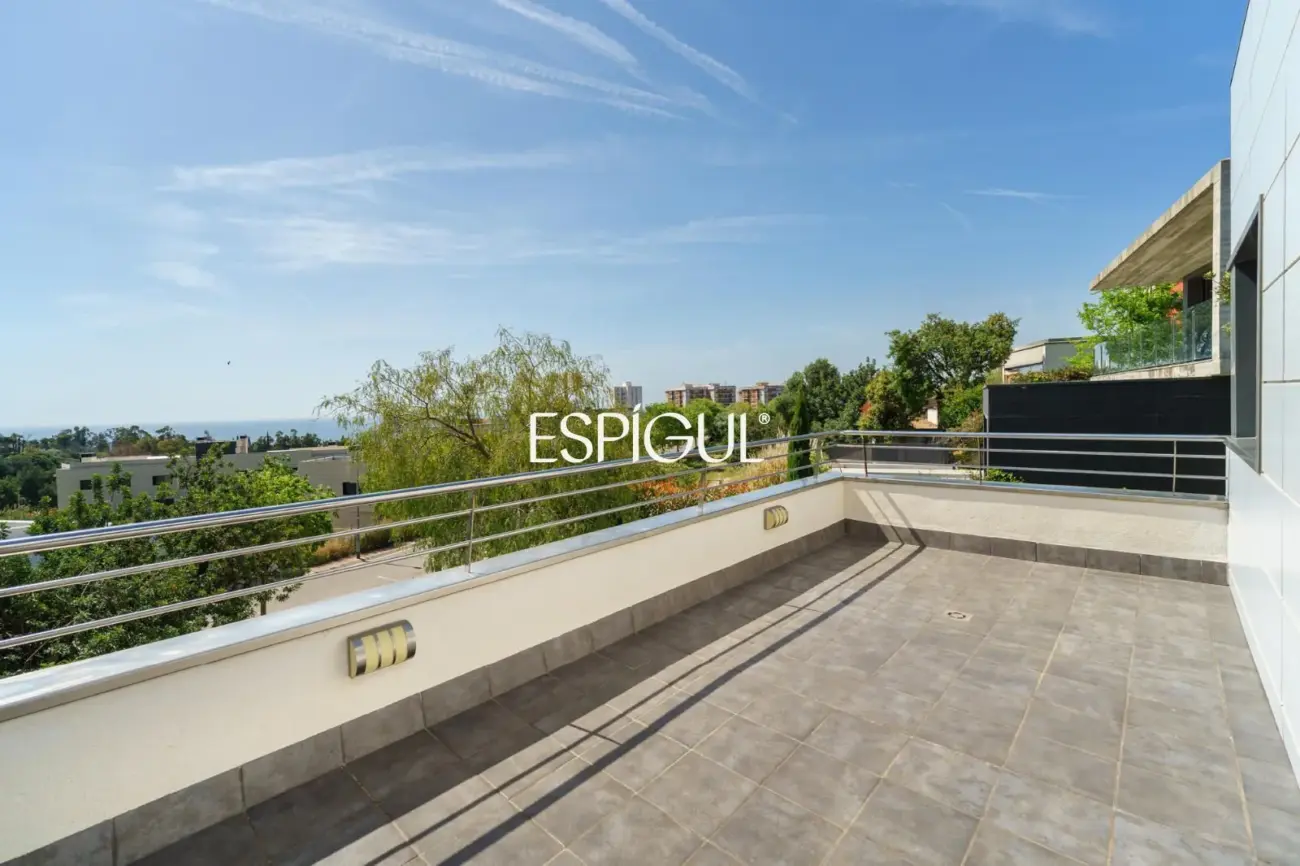 Особняк в современном стиле с частным бассейном в Тейе