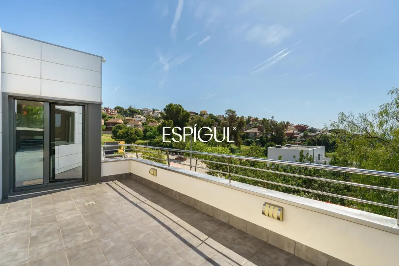 Особняк в современном стиле с частным бассейном в Тейе