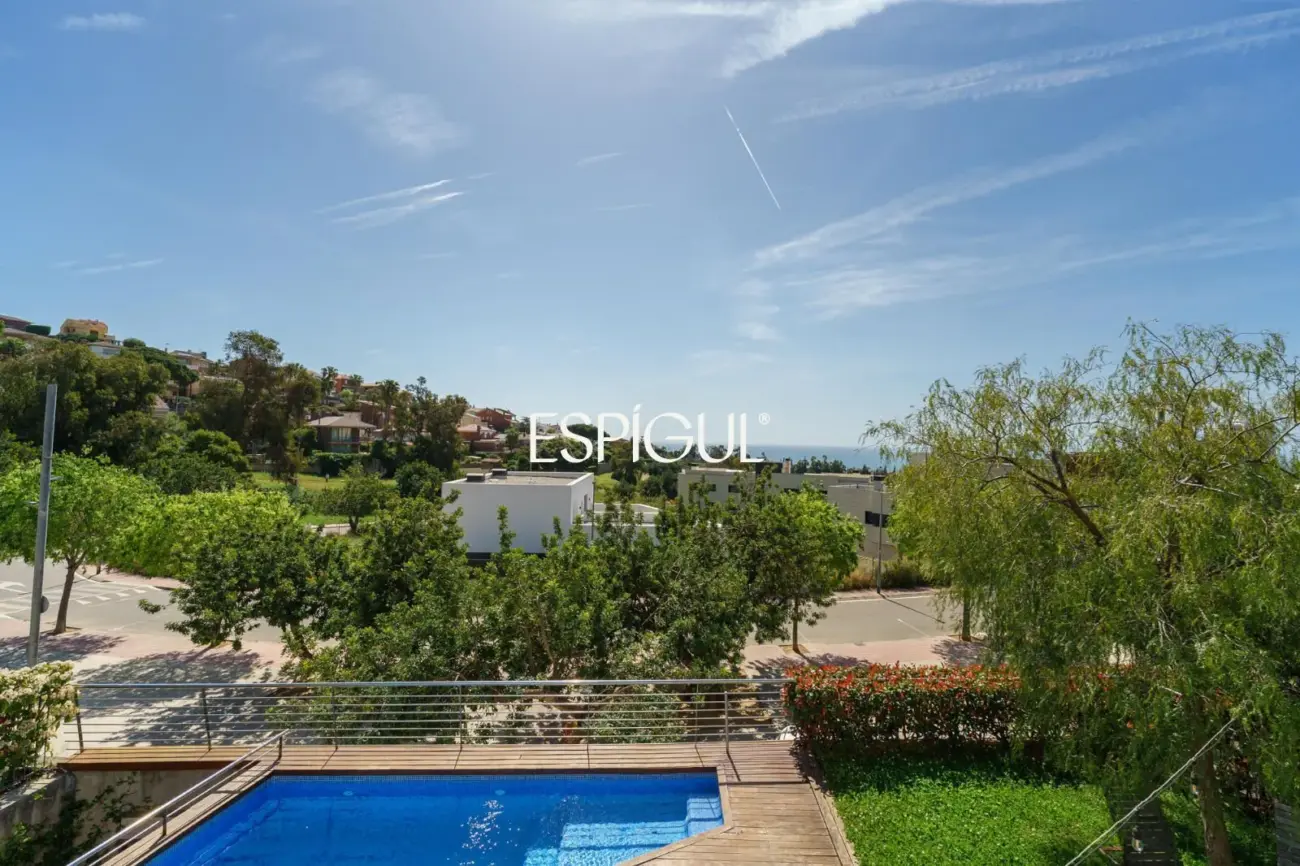 Особняк в современном стиле с частным бассейном в Тейе