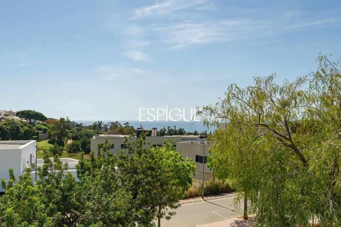 Особняк в современном стиле с частным бассейном в Тейе