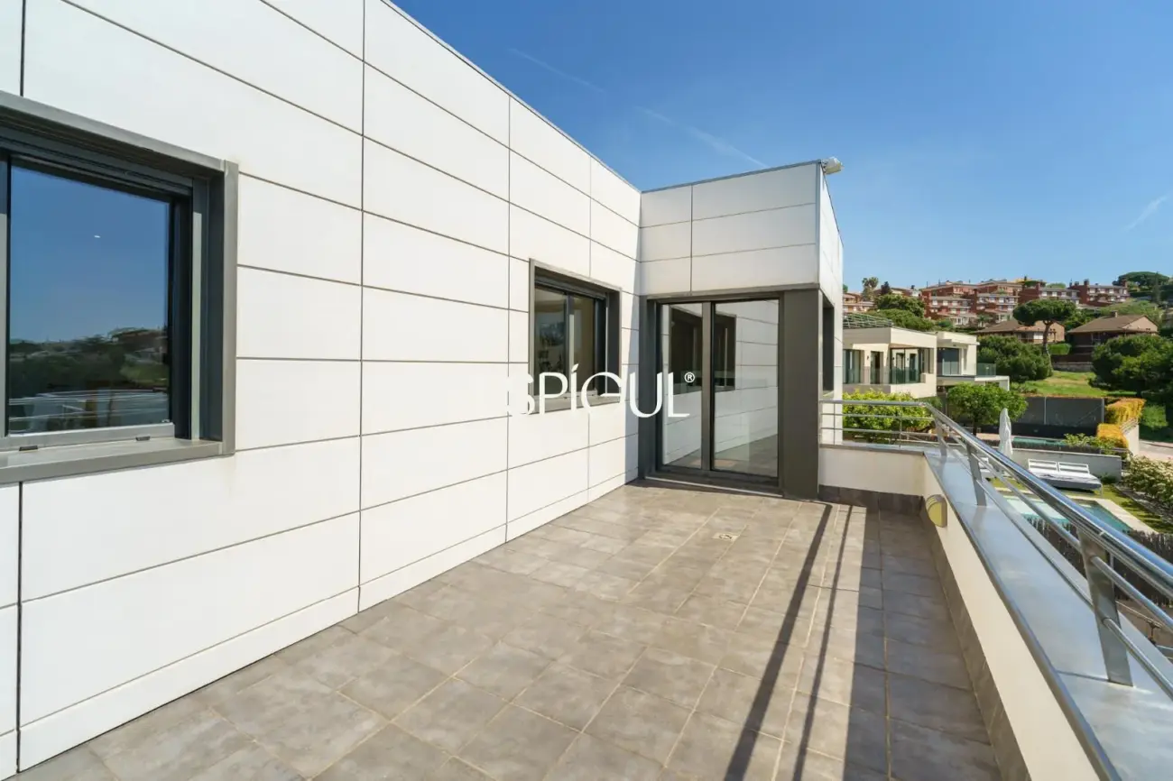 Особняк в современном стиле с частным бассейном в Тейе