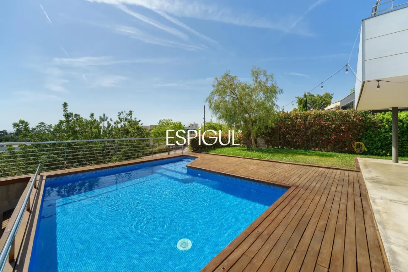 Особняк в современном стиле с частным бассейном в Тейе