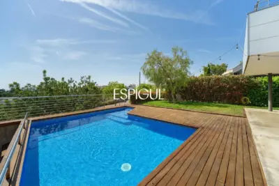 Особняк в современном стиле с частным бассейном в Тейе