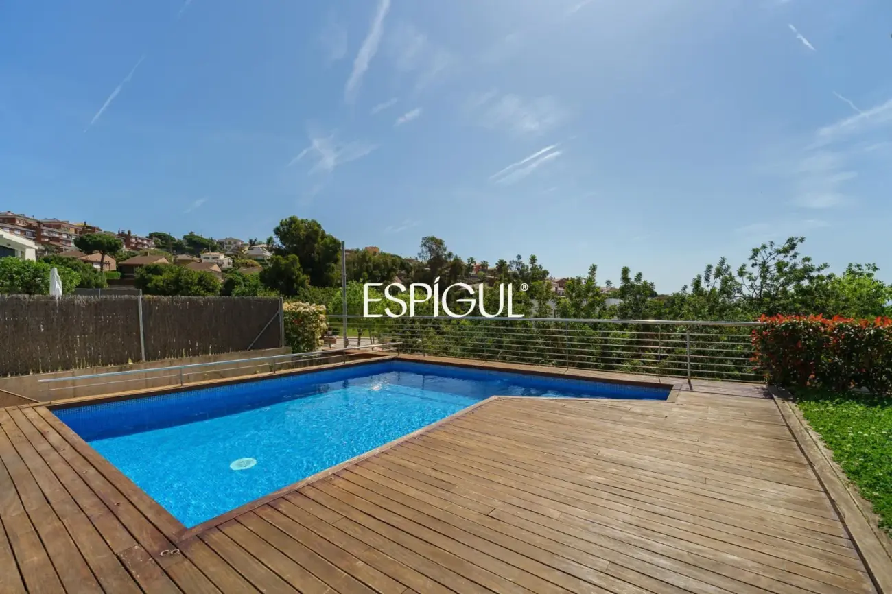 Особняк в современном стиле с частным бассейном в Тейе