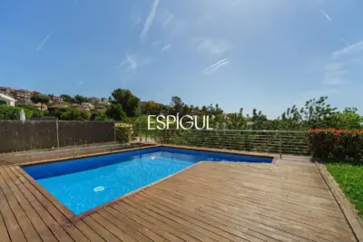 Особняк в современном стиле с частным бассейном в Тейе