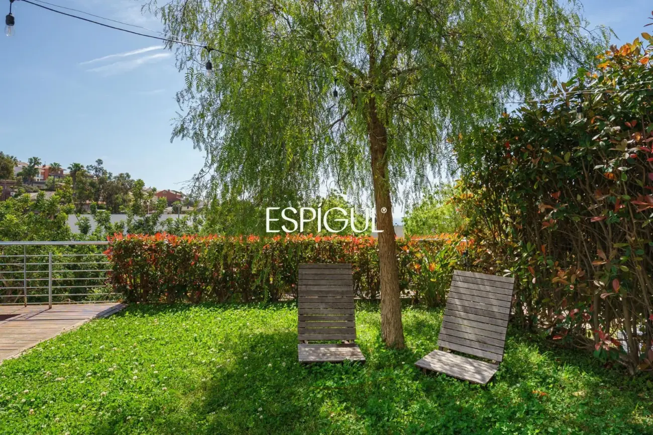 Особняк в современном стиле с частным бассейном в Тейе