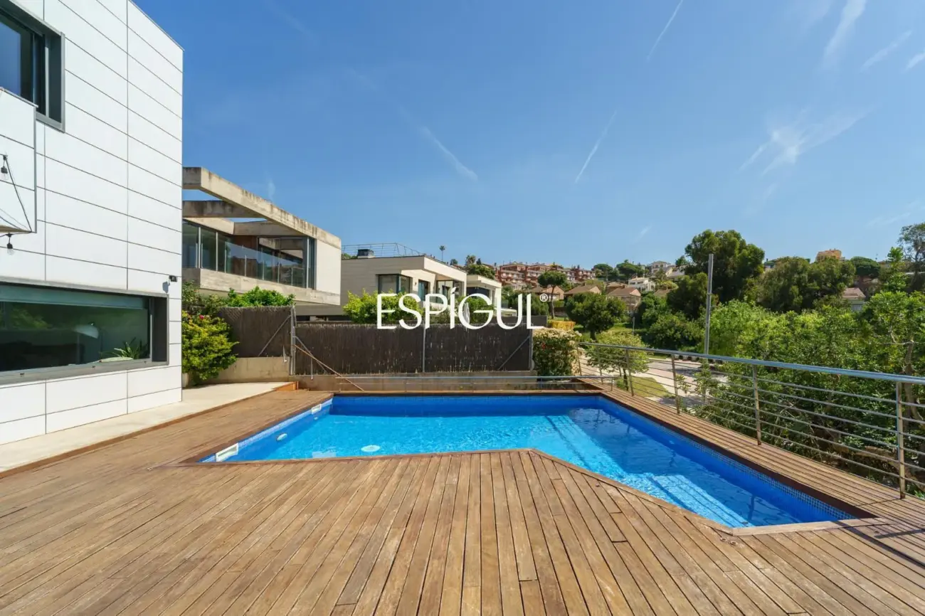 Особняк в современном стиле с частным бассейном в Тейе