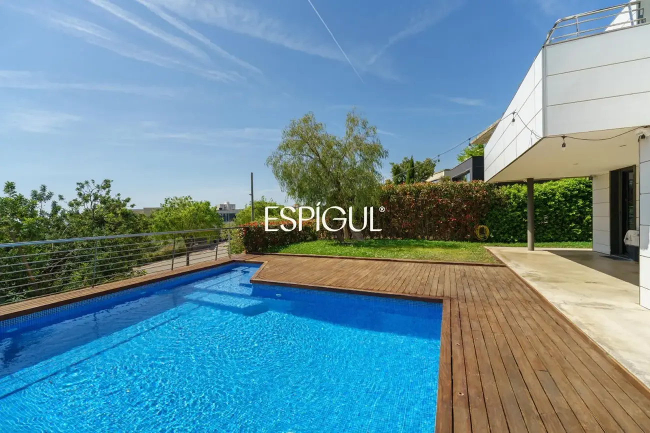 Особняк в современном стиле с частным бассейном в Тейе