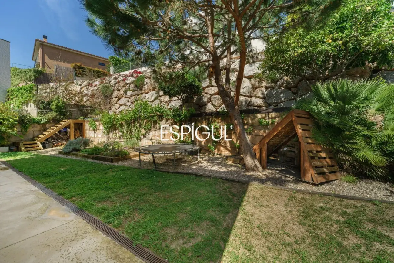 Особняк в современном стиле с частным бассейном в Тейе