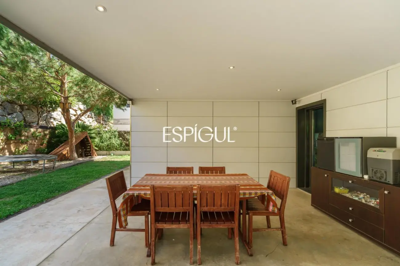 Особняк в современном стиле с частным бассейном в Тейе