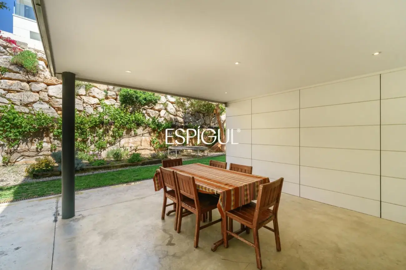 Особняк в современном стиле с частным бассейном в Тейе