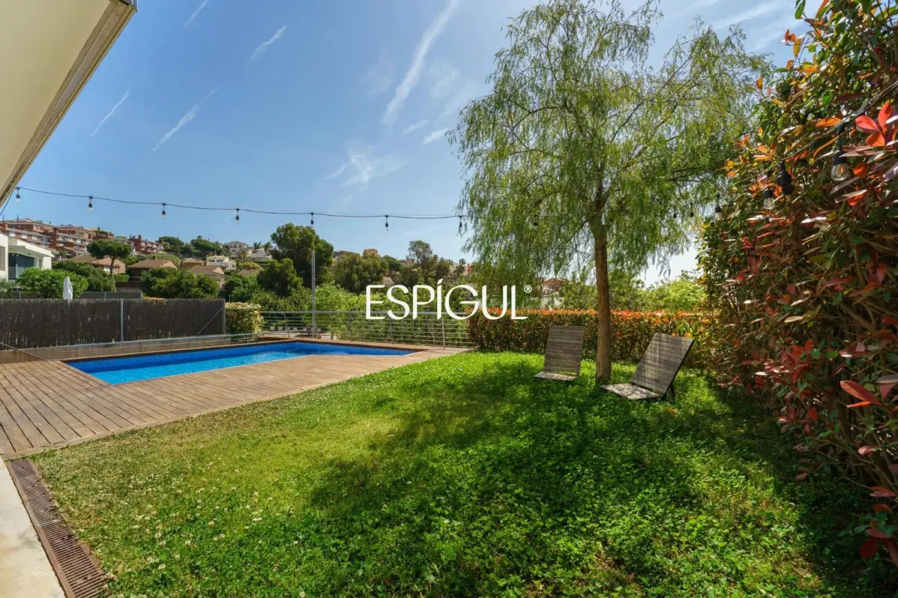 Особняк в современном стиле с частным бассейном в Тейе