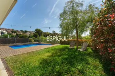 Особняк в современном стиле с частным бассейном в Тейе