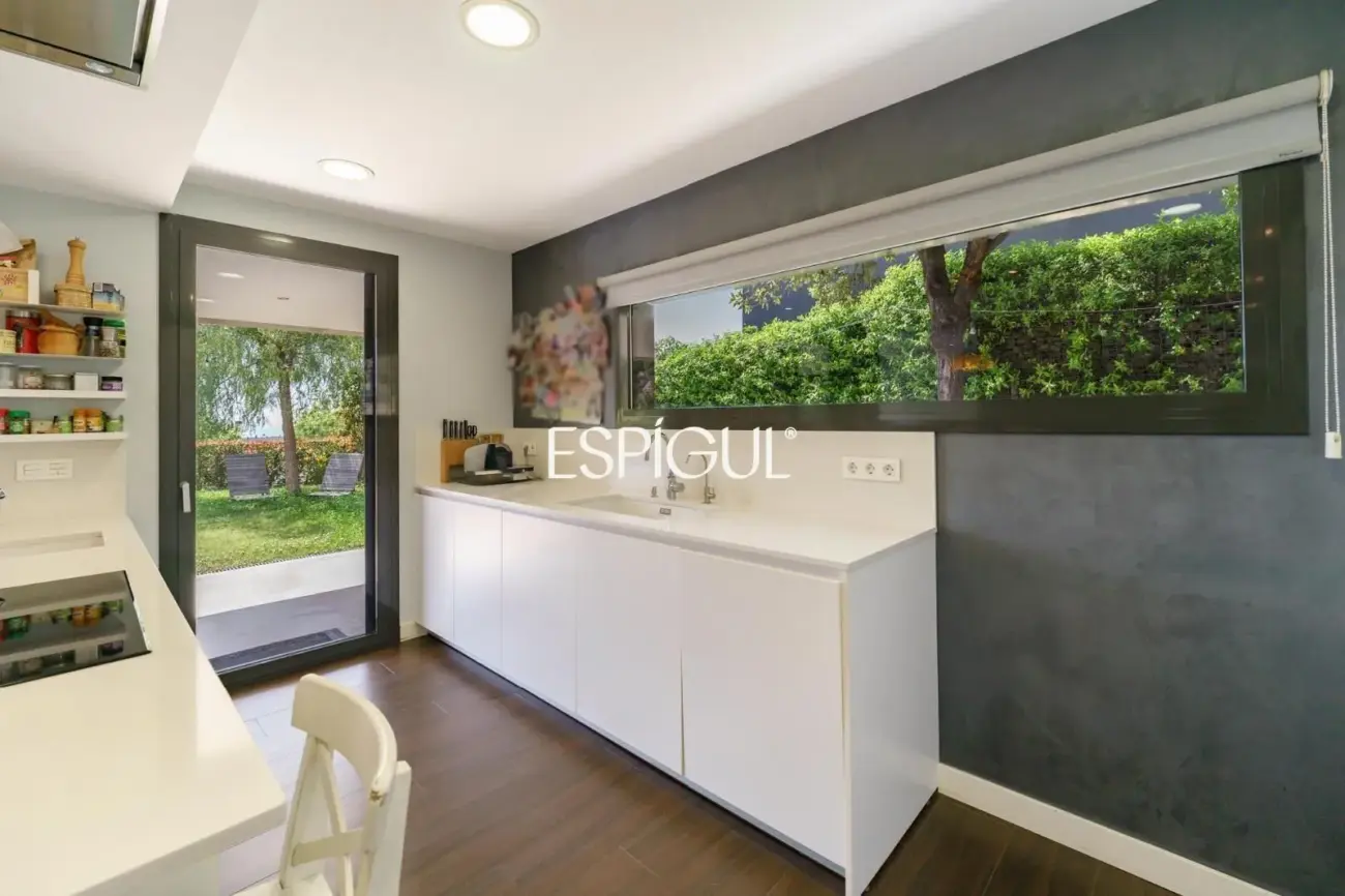 Особняк в современном стиле с частным бассейном в Тейе