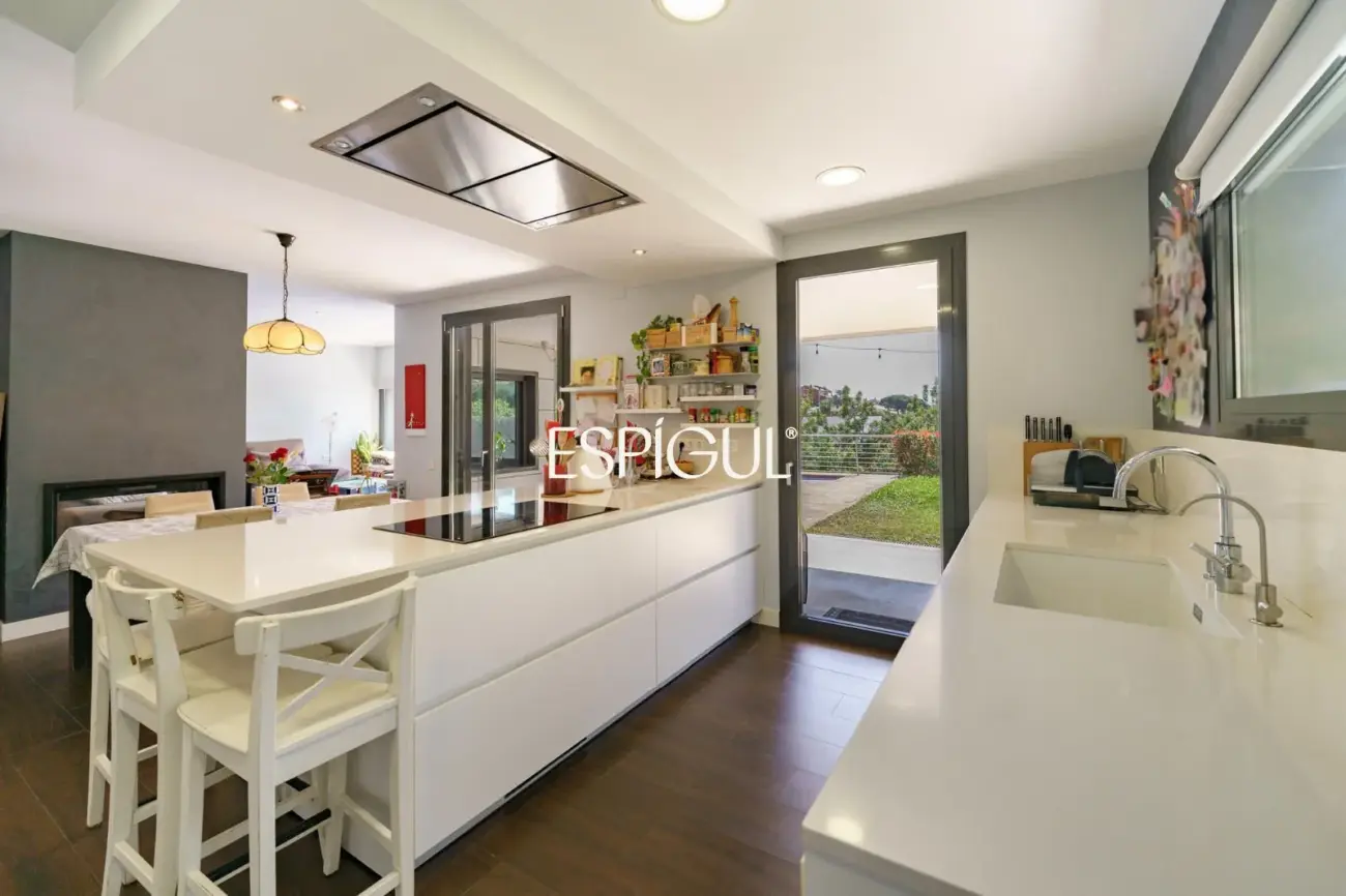 Особняк в современном стиле с частным бассейном в Тейе