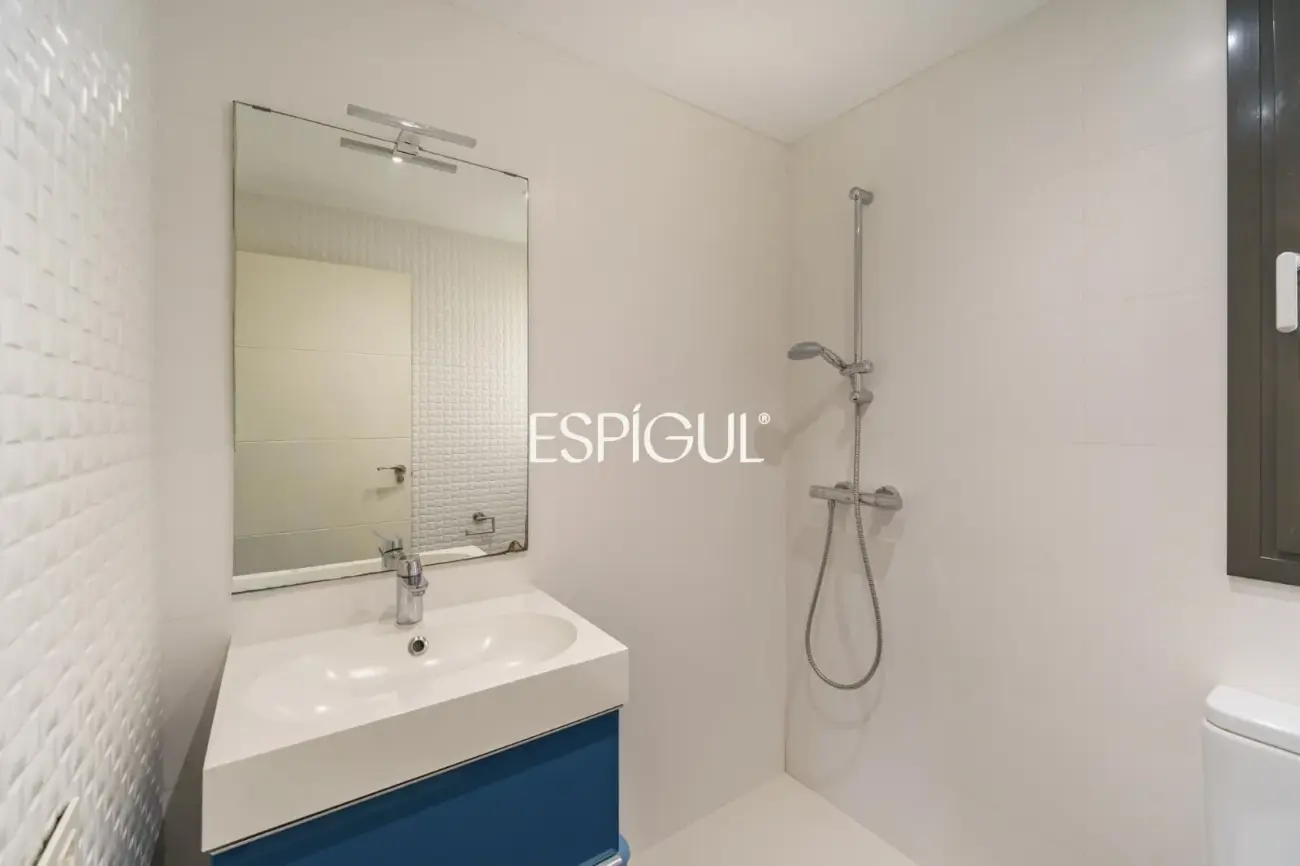 Особняк в современном стиле с частным бассейном в Тейе