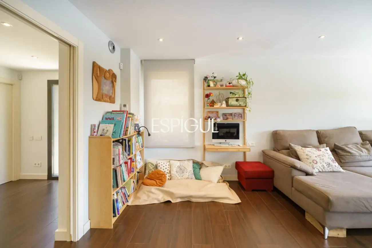 Особняк в современном стиле с частным бассейном в Тейе