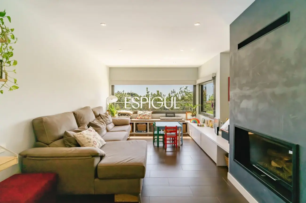 Особняк в современном стиле с частным бассейном в Тейе