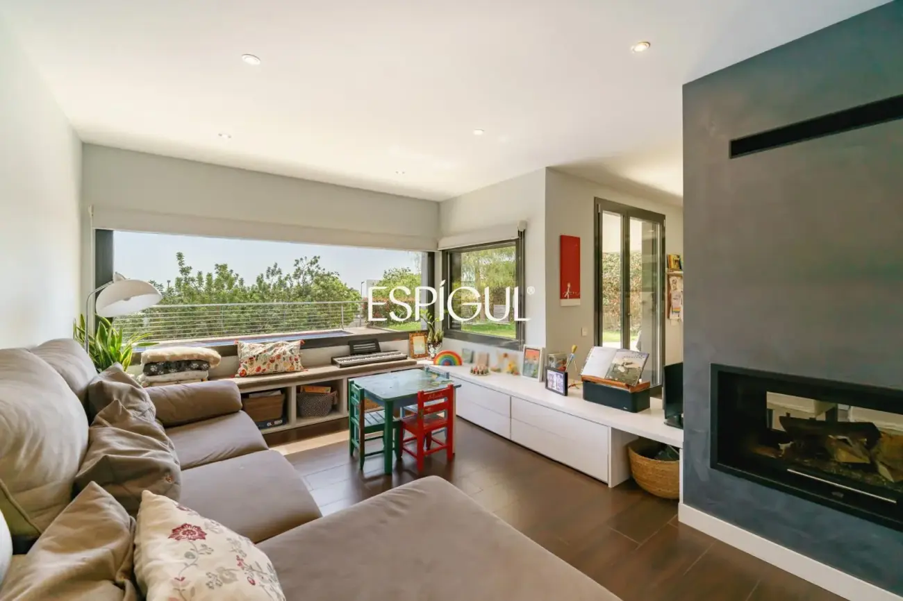 Особняк в современном стиле с частным бассейном в Тейе