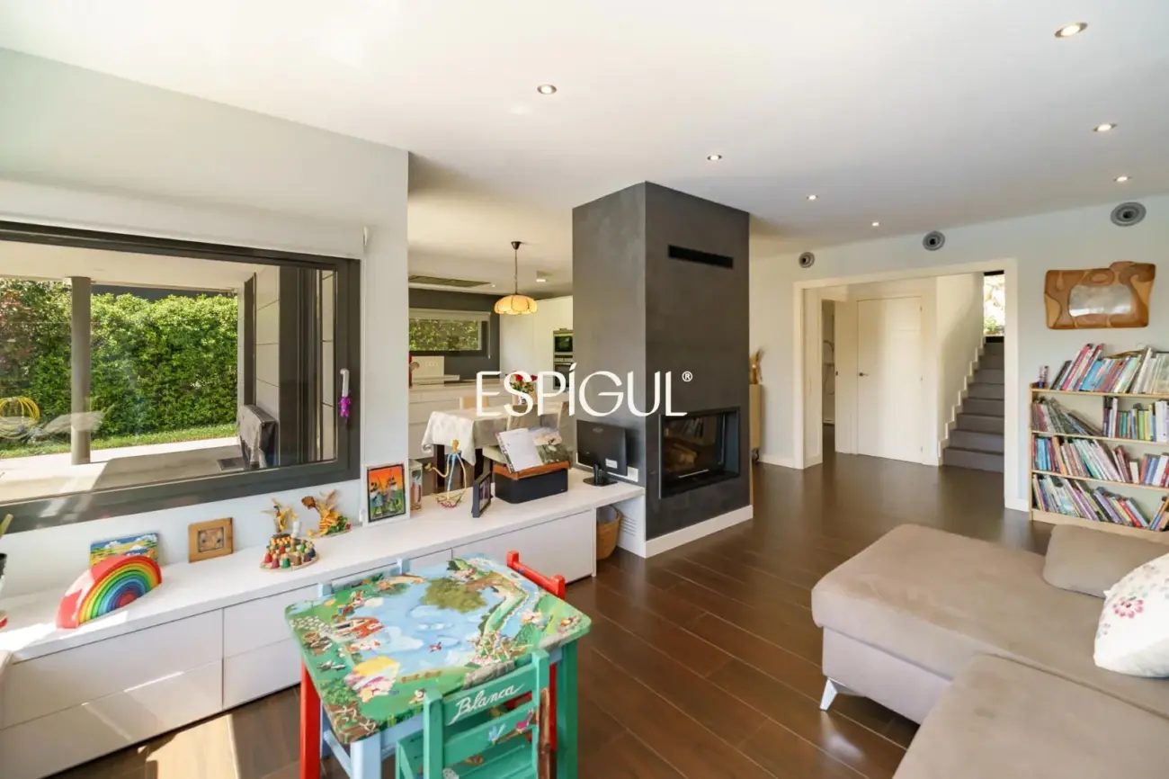 Особняк в современном стиле с частным бассейном в Тейе