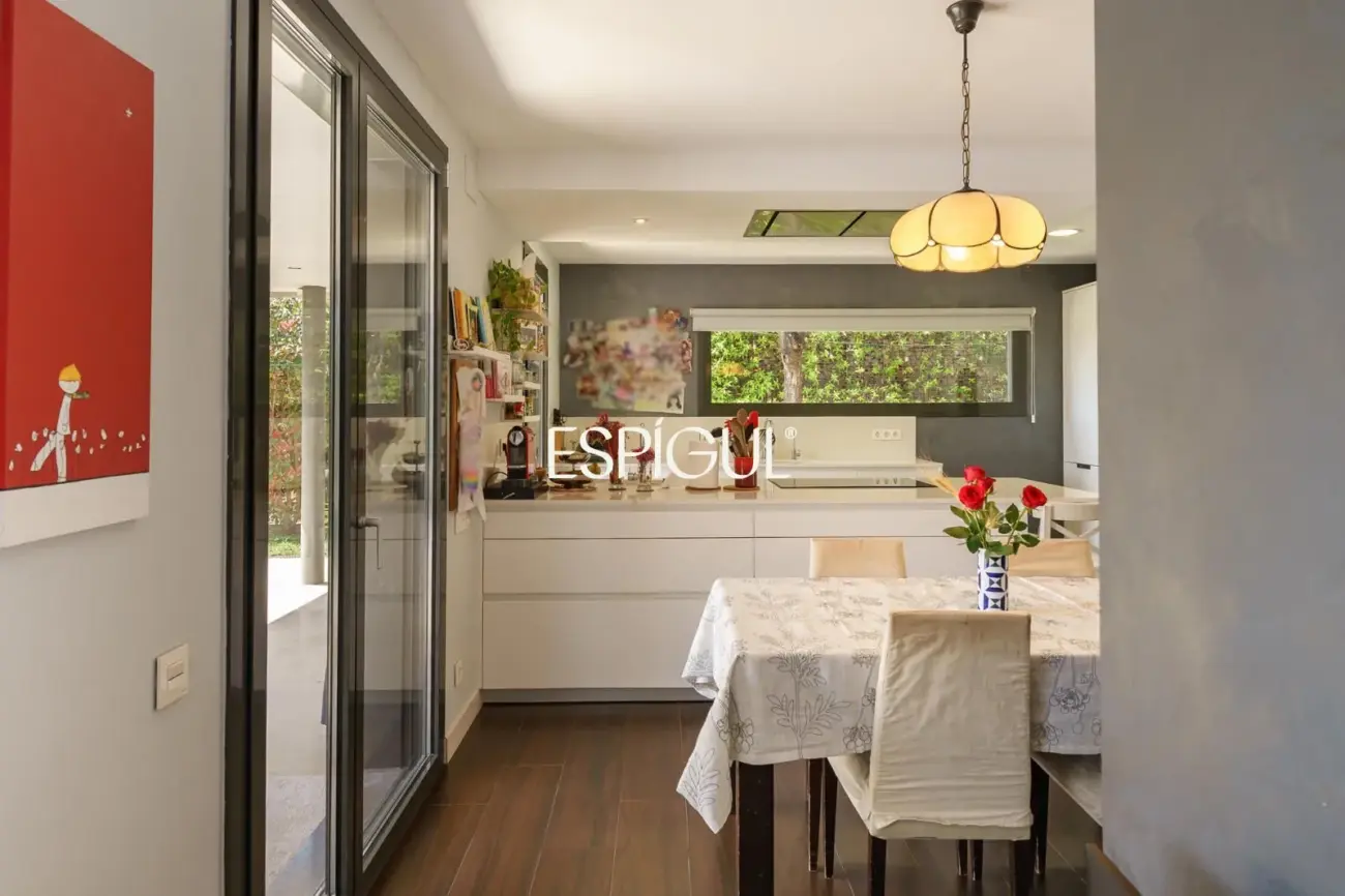 Особняк в современном стиле с частным бассейном в Тейе