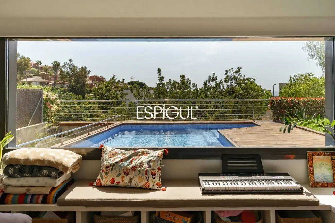 Особняк в современном стиле с частным бассейном в Тейе