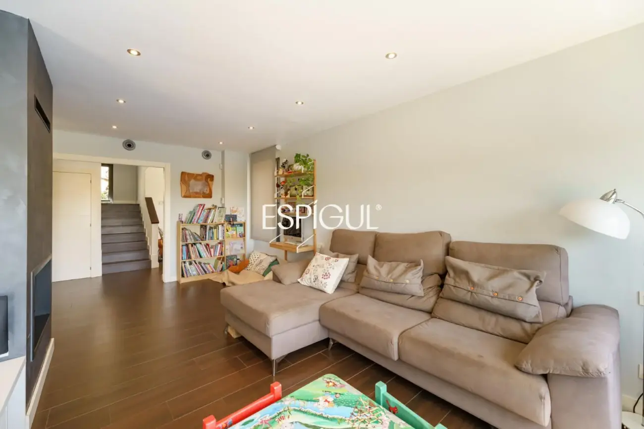 Особняк в современном стиле с частным бассейном в Тейе