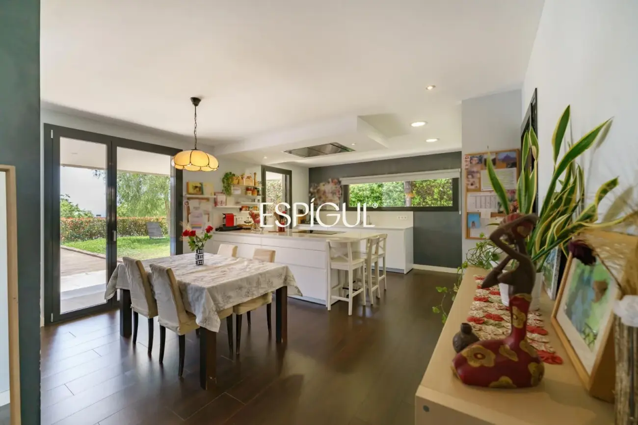 Особняк в современном стиле с частным бассейном в Тейе