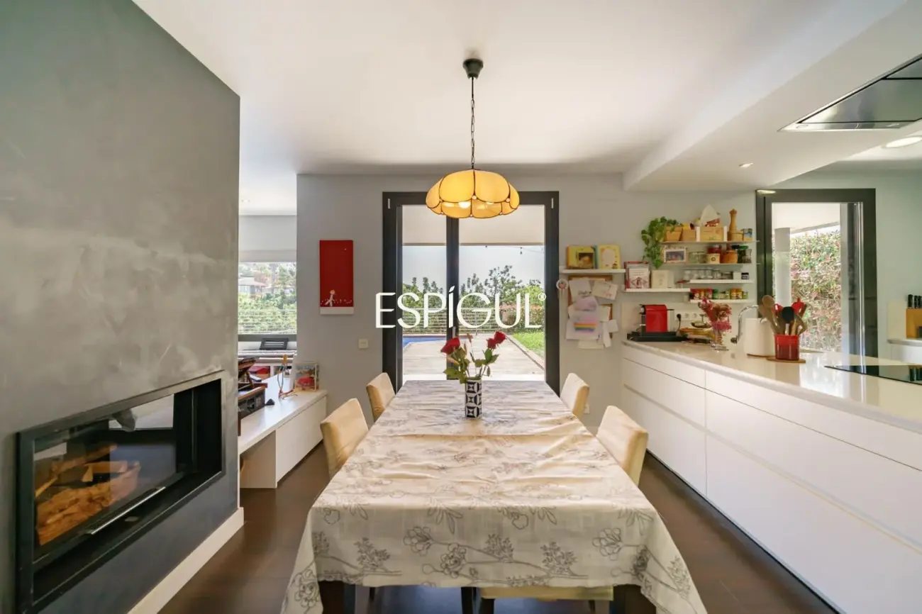 Особняк в современном стиле с частным бассейном в Тейе