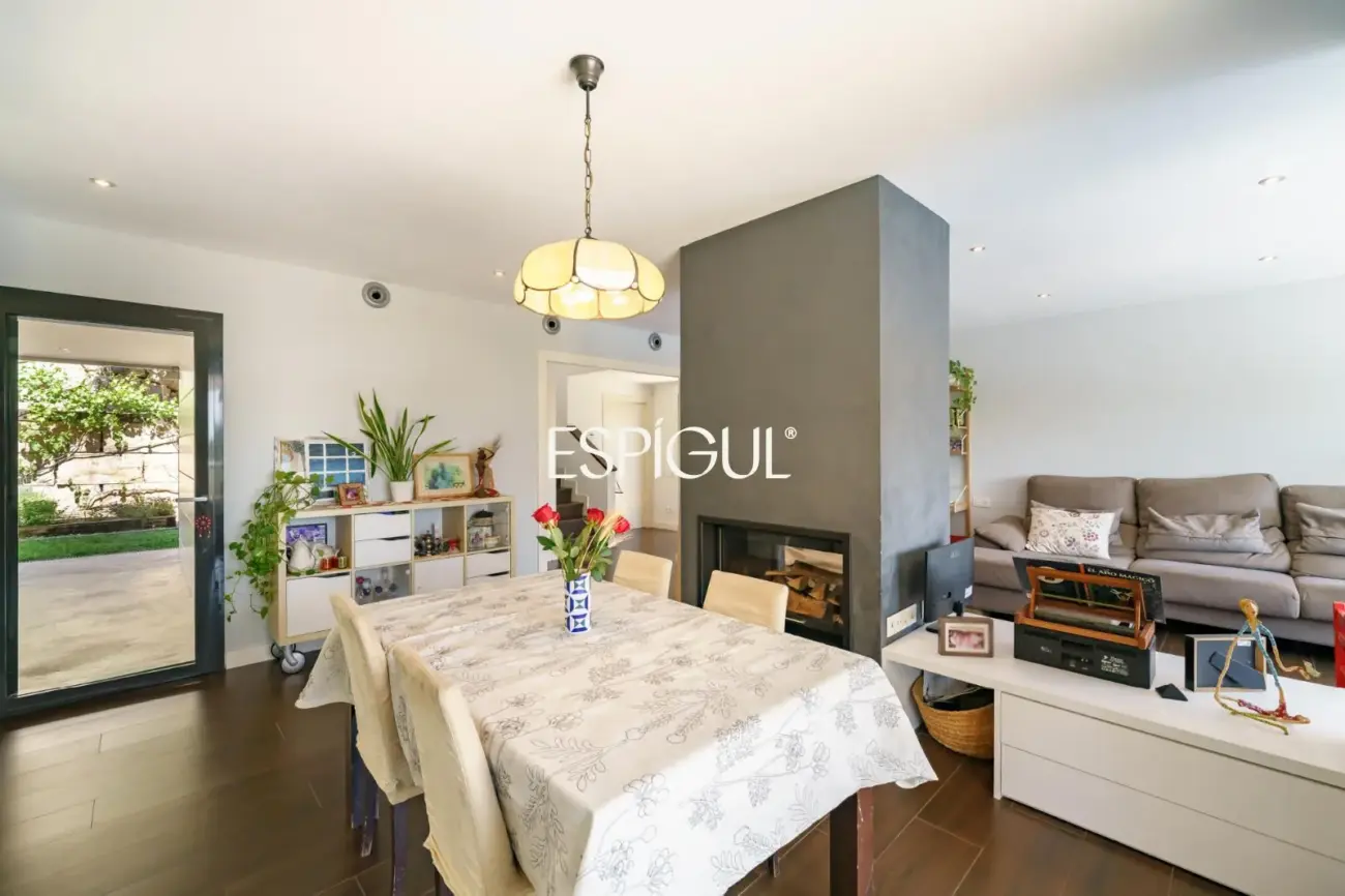 Особняк в современном стиле с частным бассейном в Тейе