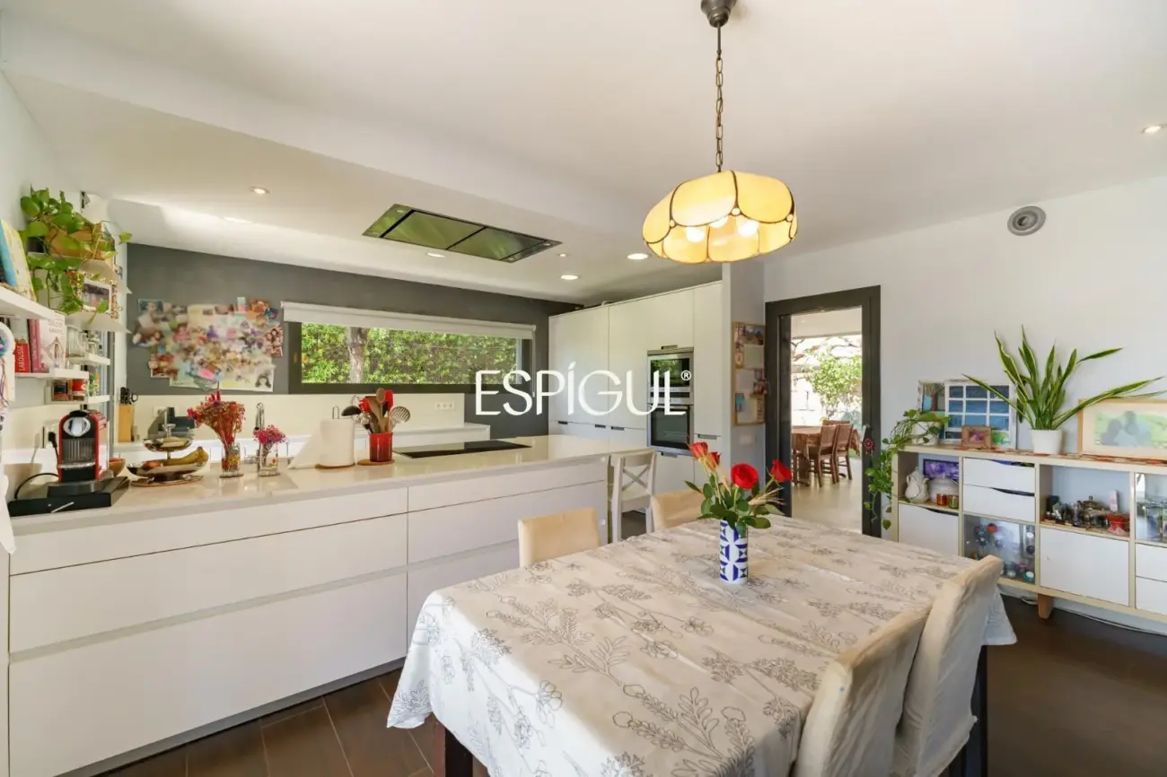 Особняк в современном стиле с частным бассейном в Тейе