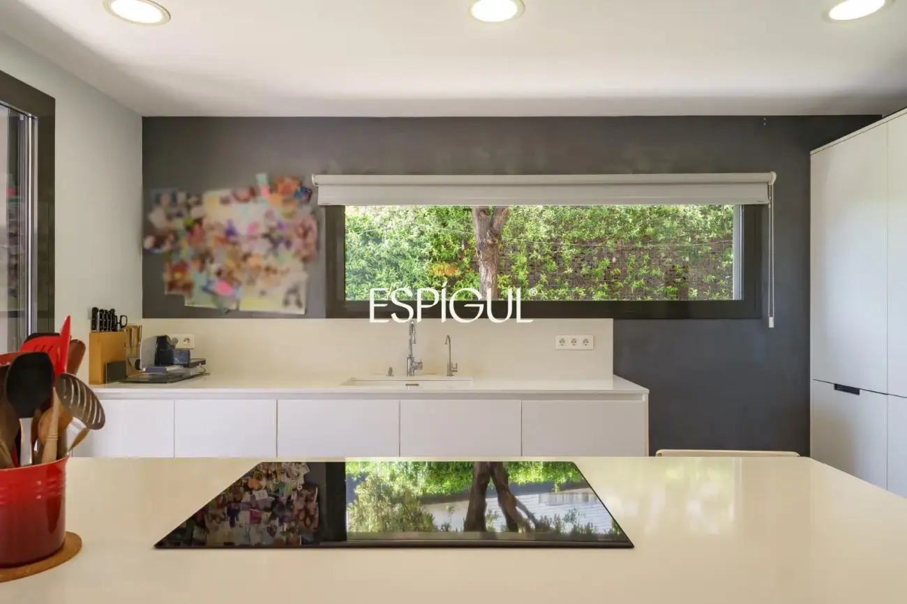 Особняк в современном стиле с частным бассейном в Тейе