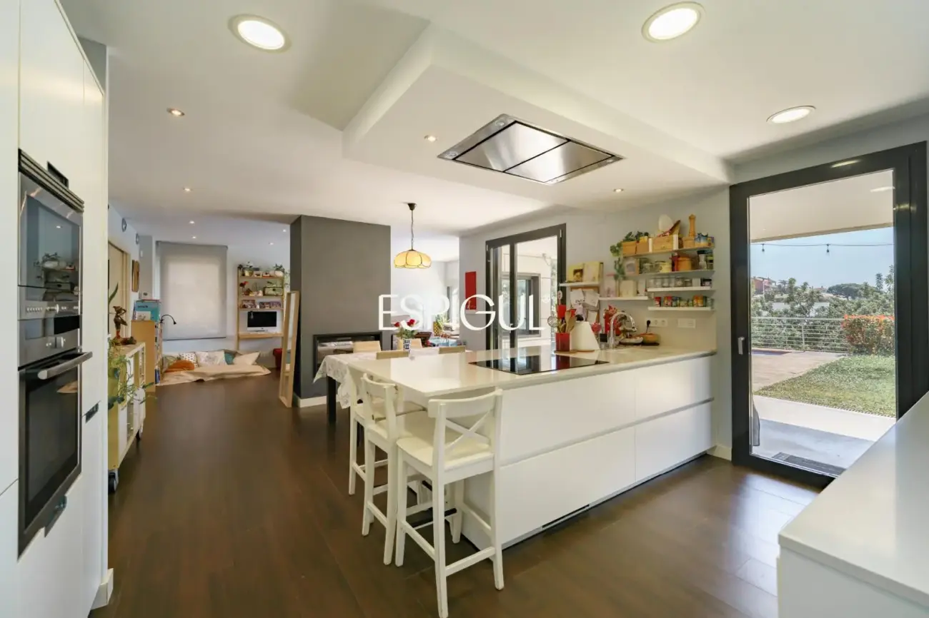 Особняк в современном стиле с частным бассейном в Тейе