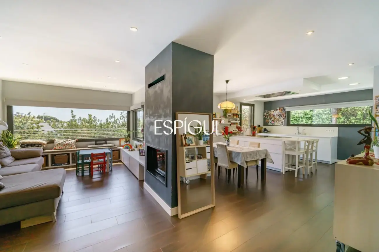 Особняк в современном стиле с частным бассейном в Тейе