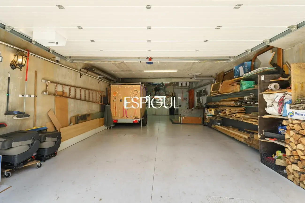 Особняк в современном стиле с частным бассейном в Тейе