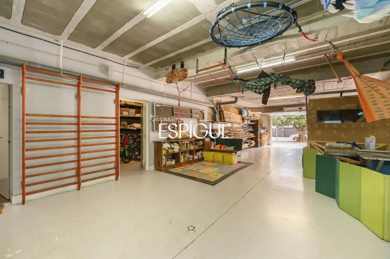 Особняк в современном стиле с частным бассейном в Тейе