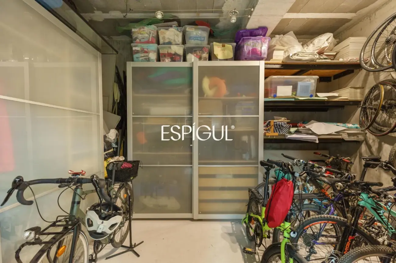 Особняк в современном стиле с частным бассейном в Тейе