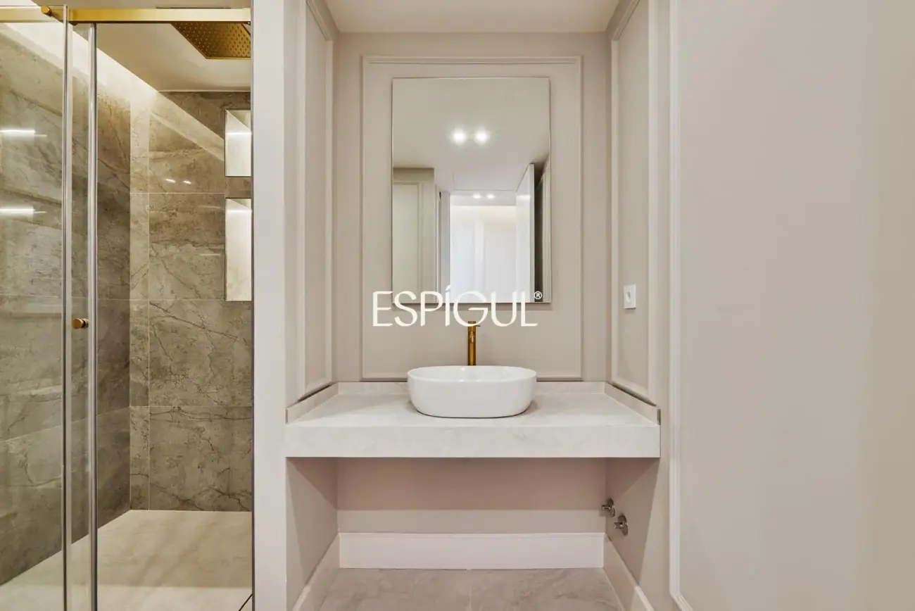 Espectacular piso en venta situada en una tercera planta en el corazón del barrio de Salamanca, zona Castellana