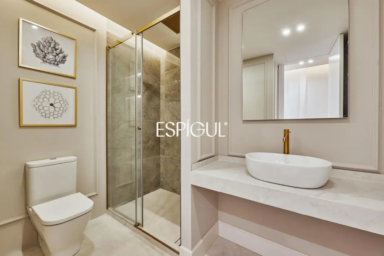 Espectacular piso en venta situada en una tercera planta en el corazón del barrio de Salamanca, zona Castellana