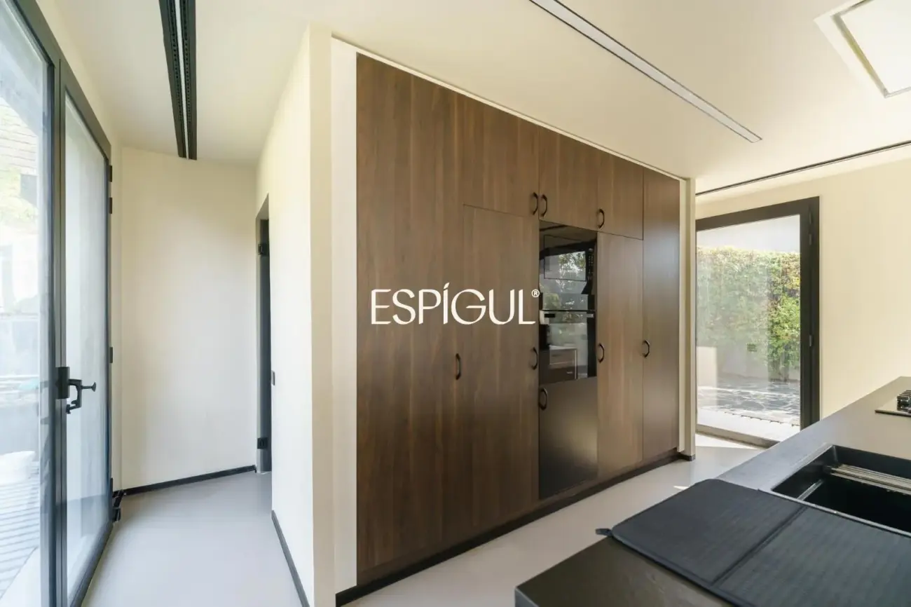 Exclusiva propietat reformada amb piscina i jardí a Premià de Dalt