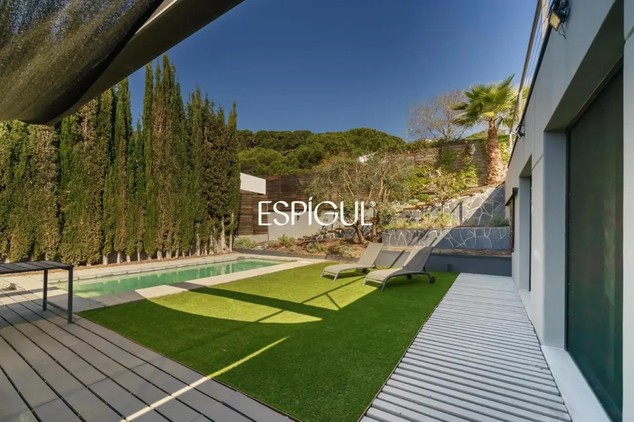 Exclusiva propietat reformada amb piscina i jardí a Premià de Dalt